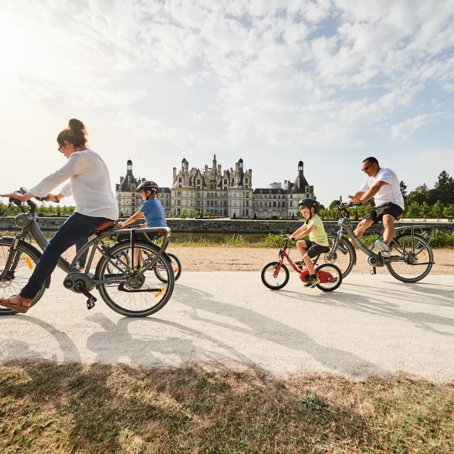 Famille en vélo à Chambord