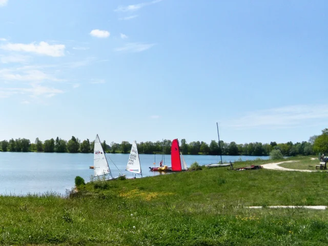 Ce vaste espace naturel pourvu d’un plan d’eau de 21 hectares est devenu un point de détente apprécié pour des après-midis en famille.