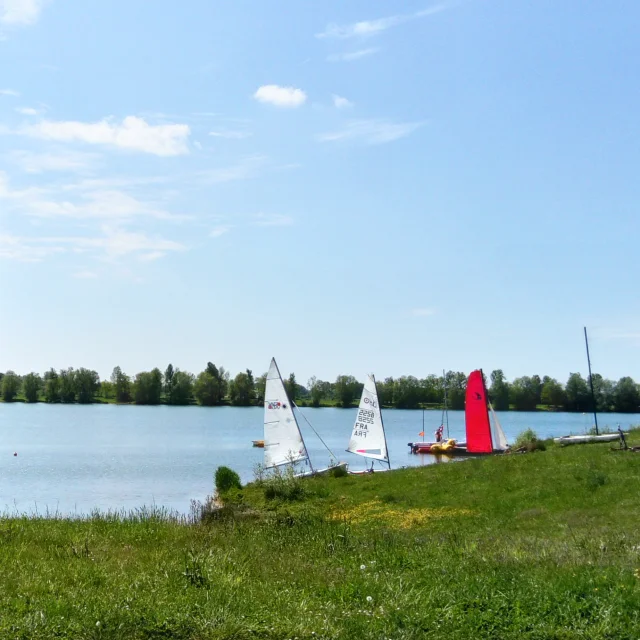 Ce vaste espace naturel pourvu d’un plan d’eau de 21 hectares est devenu un point de détente apprécié pour des après-midis en famille.