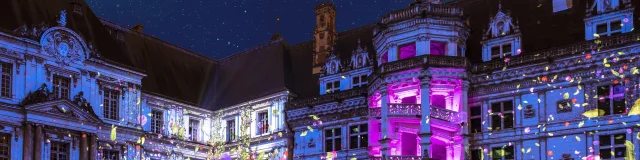 Le mercredi 06 avril 2022 à Blois au château royal, le spectacle de son et lumières sur les mille ans d'histoire du château royal de Blois depuis la cour du château.