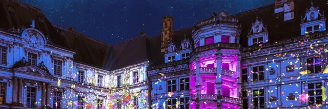 Le mercredi 06 avril 2022 à Blois au château royal, le spectacle de son et lumières sur les mille ans d'histoire du château royal de Blois depuis la cour du château.