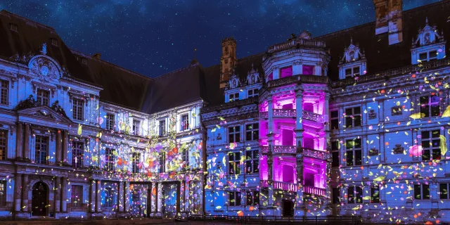 Le mercredi 06 avril 2022 à Blois au château royal, le spectacle de son et lumières sur les mille ans d'histoire du château royal de Blois depuis la cour du château.