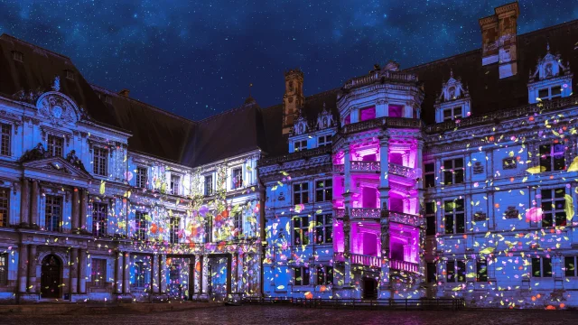 Le mercredi 06 avril 2022 à Blois au château royal, le spectacle de son et lumières sur les mille ans d'histoire du château royal de Blois depuis la cour du château.