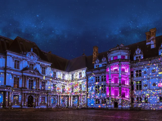 Le mercredi 06 avril 2022 à Blois au château royal, le spectacle de son et lumières sur les mille ans d'histoire du château royal de Blois depuis la cour du château.