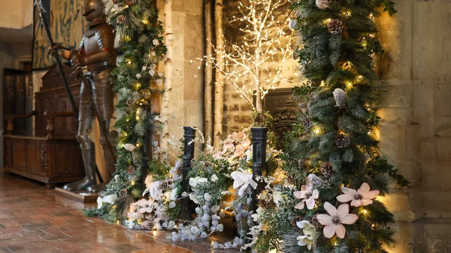 Décorations de noël, cheminée, à Chaumont-sur-Loire