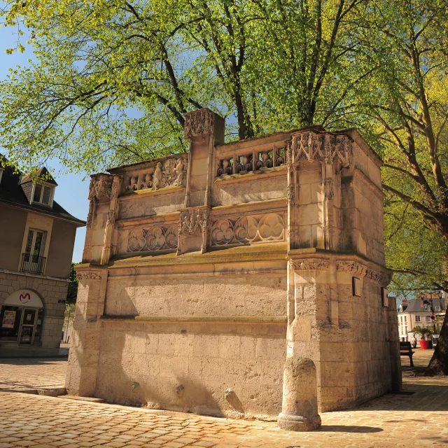 Fontaine Louis Xii Credit Leonard De Serres