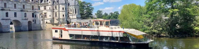 Bateau repas sur Le Cher devant le château de Chenonceau