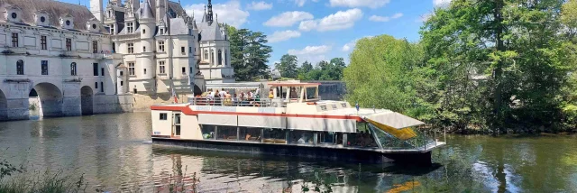 Bateau repas sur Le Cher devant le château de Chenonceau