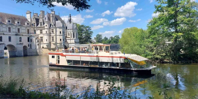 Bateau repas sur Le Cher devant le château de Chenonceau