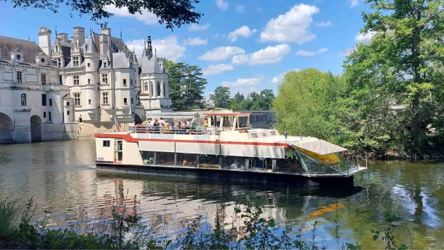 Bateau repas sur Le Cher devant le château de Chenonceau