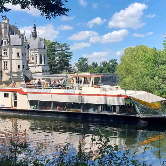 Bateau repas sur Le Cher devant le château de Chenonceau