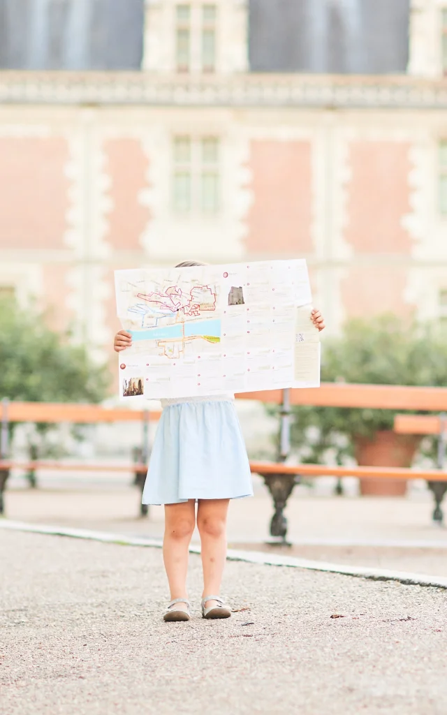 fille regardant plan place du château de Blois