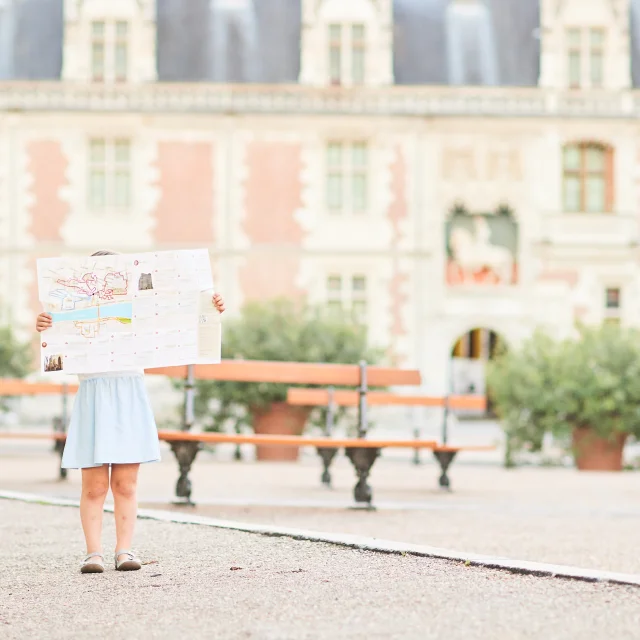 fille regardant plan place du château de Blois