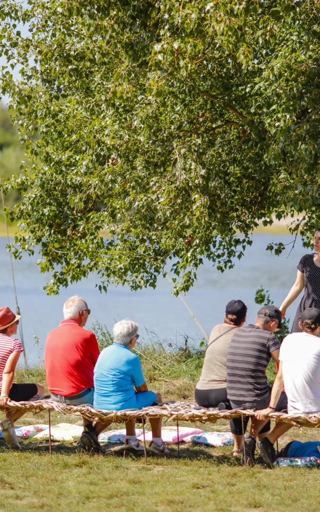 Lecture Plein Air Bord De Loire