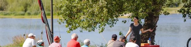 Lecture Plein Air Bord De Loire