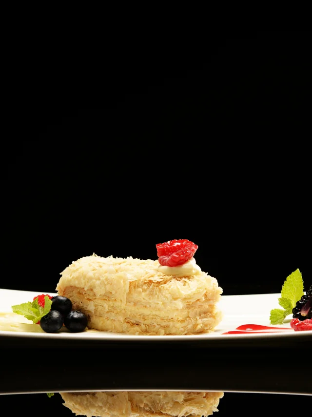 Napoleon puff tort with fresh  fruits